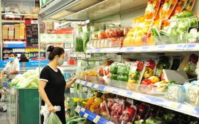 前 7 個月平均 CPI 指數上升 4.07 %。圖為消費者在超市選購食品。（圖源：秋莊）