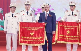 阮春福總理向公安幹部頒授「人民武裝力量英雄」稱號。（圖源：越通社）