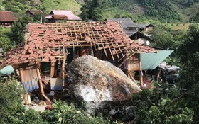山羅省展垠鄉捧村一間民房被一塊巨大山石滾落砸中，造成一死一傷。（圖源：越通社）