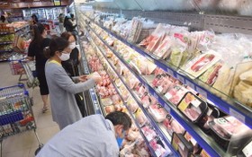消費者在Co.op Mart超市選購食品。（圖源：耀基）