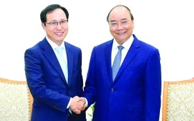 政府總理阮春福（右）接見越南三星組合總經理崔周湖。（圖源：光孝）