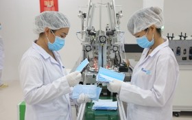 Ecom Net公司技術員正檢查出廠醫用口罩的質量。（圖源：Ecom Net）