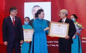 國會主席阮氏金銀在會上向國會領導頒授勞動勳章。（圖源：越通社）