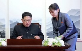 朝鮮最高領導人金正恩（左）和胞妹金與正（右）。（圖源：AP）