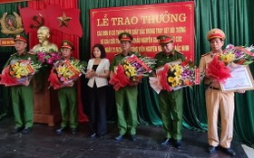 北寧省人委會主席阮香江（左三）向成功解救阮高嘉寶事件中有出色成績的單位頒獎。（圖源：VOV）