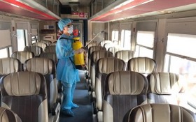 防疫工作人員噴灑消毒列車廂的各個角落。
