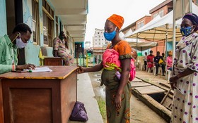 尼日利亞兩名婦女等待領取糧食署提供的食品換購券。（圖源：聯合國糧食署）