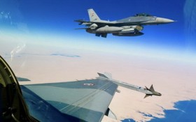 伊拉克安全部隊的F-16戰機在空中偵察。（圖源：互聯網）
