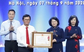 國家副主席鄧氏玉盛（右二）代表黨、國家領導向越南電視台頒授一等勞動勳章。（圖源：越通社）