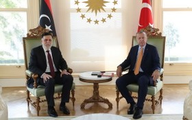 9月6日下午，土耳其總統埃爾多安（右）和到訪的利比亞民族團結政府總理薩拉傑在伊斯坦布爾舉行會談。（圖源：互聯網）
