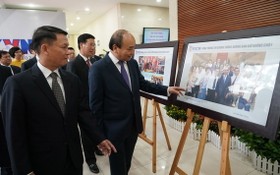 政府總理阮春福參觀《越通社》圖片展。（圖源：光孝）