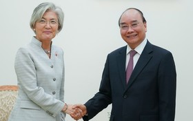 政府總理阮春福（右）接見韓國外交部長康京和。（圖源：光孝）