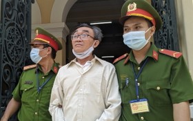9月22日上午，法警把法院判刑後的阮卿押出法庭送往監獄服刑。（圖源：VOV）
