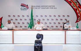 9月22日，在沙特阿拉伯利雅得，沙特商業部大臣馬吉德·卡薩比（中）和沙特投資部大臣哈立德·法利赫（左）出席二十國集團貿易和投資部長視頻會議。（圖源：推特）