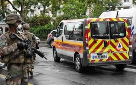 圖為巴黎持刀襲擊事件發生後，法國防暴警察和憲兵在案發現場附近持槍巡邏。（圖源：互聯網）