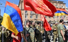 亞美尼亞宣佈戒嚴令，以及進行全國總動員後，人們參加一個招募志願軍的會議。（圖源：路透社）