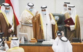 9月30日，在科威特首都科威特城，科威特新任埃米爾納瓦夫（中）準備在國民議會宣誓就職。（圖源：AP）