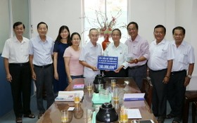 范興主任（左五）接收土龍木天后宮理事會捐款1億1000萬元。