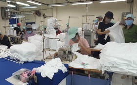 平盛郡勤敏成衣有限責任公司在生產出口日本的Ｔ衫和出口美國的口罩。