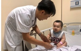 醫生在為一名感染手足口病的小童查體。（圖源：海吳）