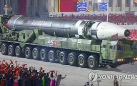 10月10日，朝鮮在勞動黨成立75週年閱兵式上公開新型洲際彈道導彈。（圖源：韓聯社）