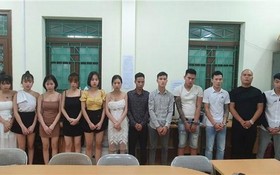 被拘留的12名吸毒男女青年。（圖源：維姜）