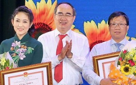 市委書記阮善仁向取得200天競賽運動出色成績的單位、個人頒發獎狀。