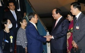 政府辦公廳主任梅進勇部長親臨機場迎接日本首相菅義偉偕夫人。（圖源：越通社）