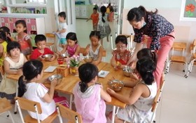 新順出口加工區幼兒園學生在吃午餐。