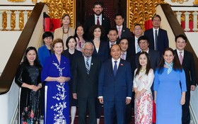 政府總理阮春福（前右三）與聯合國各組織駐越代表合影。（圖源：光孝）