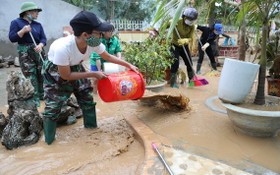 部隊幫助廣平省一學校打掃衛生。（圖源：名藍）