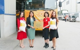 越南千禧龍傳媒信息科技股份公司通過越南紅十字會向中部災民捐贈價值2億越盾的10噸大米。