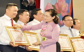 市人民議會主席阮氏麗向模範民運幹部頒發獎狀。（圖源：越勇）
