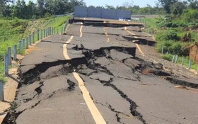 途經嘉萊省諸奢縣路段的胡志明路繞道線路竣工不久已於2019年嚴重損壞。（圖源：TH）