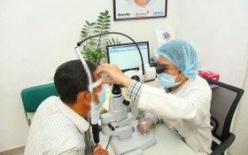 市115嘉安醫院給一名糖尿病患者檢查眼睛。（圖源：成山）