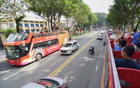 遊客坐兩層巴士參觀本市。