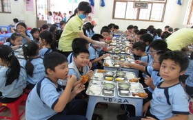 小學生正在吃午餐。