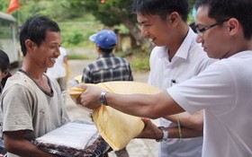 姑陵Laguna度假區慈善組將稻穀種子送給家境困難的民戶。（圖源：Laguna）