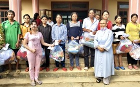 慈善團代表向廣南省災民發送禮物。