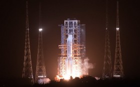 長征五號遙五運載火箭將嫦娥五號探測器發射升空。（圖源：新華社）