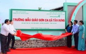 國會主席阮氏金銀（右三）出席“百靈鳥”幼兒園工程落成揭牌儀式。（圖源：日胡）