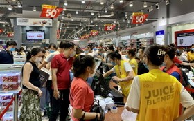 廣大市民紛紛前往各大商場和超市選購“黑色星期五”促銷品。（圖源：梅花）