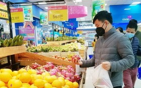 消費者在超市選購水果。（示意圖源：互聯網） 