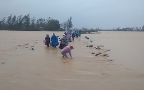 茶倫鄉河水陸續上漲，水流湍急，故若干地方車輛交通中斷。（圖源：Đ.T）