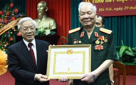2013年7月29日，黨中央總書記、國家主席阮富仲向黎德英同志頒授75年黨齡紀念章。（圖源：中央宣教部）