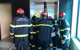 警消救援人員趕赴現場處置故障電梯並救出受困者。（圖源：警方提供）