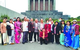 出席全國少數民族代表大會的華人代表合影。