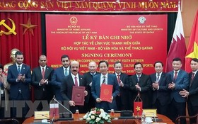 越南內務部同卡塔爾文化與體育部舉行有關青年領域合作備忘錄簽署儀式。（圖源：越通社）