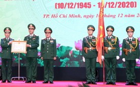 受國家主席的委託，陳丹上將向第七軍區武裝力量授予一等捍衛祖國勳章。（圖源：越通社）