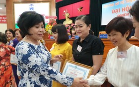 華人婦女(右起)危慧嫻、吳麗株、黃碧玉獲市婦聯會獎狀。